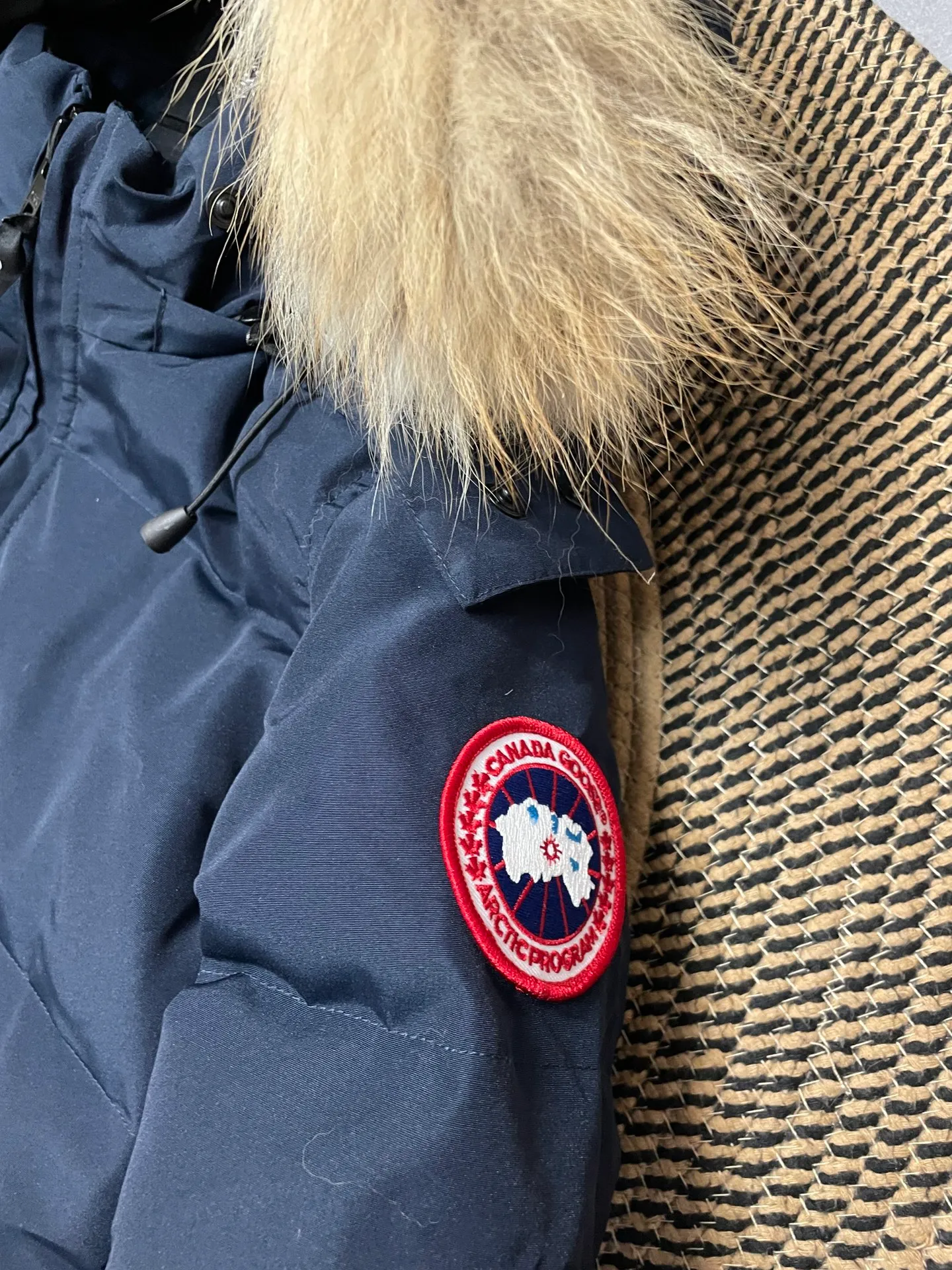 P880 Navy Blue Canadian CANADA GOOES 04 Style/Women's Style. Canada Goose is the Rolls-Royce of down jackets. Both Arctic and Antarctic scientific expedition teams and others choose Canada Goose as their cold-proof equipment.  ➖ Industry-leading anti-counterfeiting chip sensing.  ➖ Imported Behringer embroidery machines and customized embroidery labels, the highest level and industry leading.  ➖ Imported Korean 21-count polyester-cotton blended original fabric, TC85 waterproof coated fabric, water-repellent, windproof and wear-resistant.  ➖ The new national standard 80 white duck down is filled with an average of 520 grams of down. The amount of down filled is industry-leading.  ➖ 100% nylon lining with double double-layer sealing design to prevent velvet running, and seamless thread design on the cuffs!  ➖ Western Canadian Green Wolf Collar.  ➖ Yoshida YKK provides original factory-customized electroplated sliders. YKK two-way lockable zippers are tight and smooth and do not peel off paint.  ➖ 3M composite Velcro is durable and the accessories and hardware are all custom-made. Only for the purest goose, the most dedicated, the most professional, the highest quality, the highest cost performance!    SIZE:XS-XXL